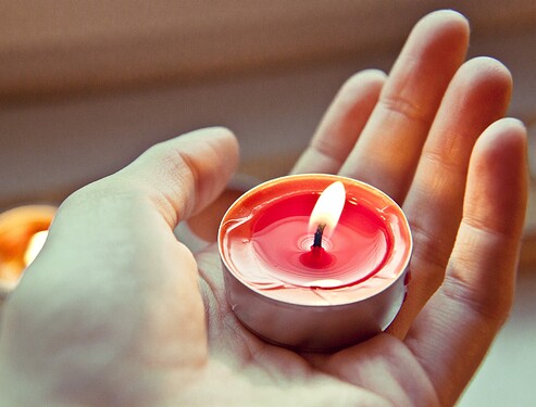 candle-711339_1920