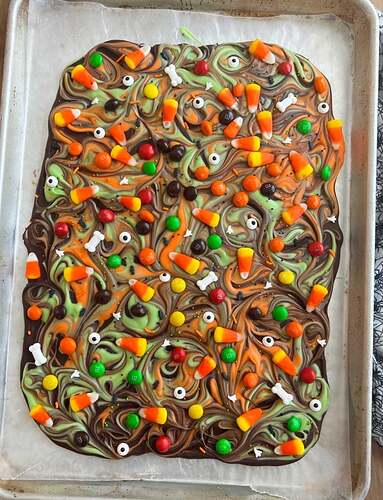 halloween-bark-sheet-pan-785x1024