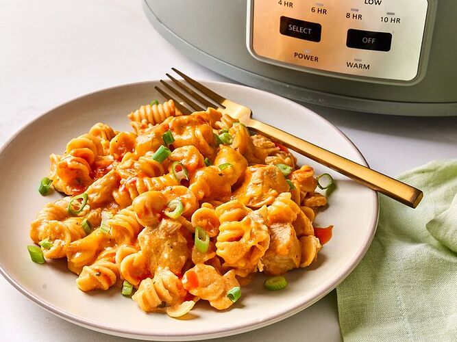 11773924_Slow-Cooker-Buffalo-Chicken-Mac-N-Cheese_Peyton-Beckwith_4x3-fce2539d4deb403f9fb80cbe6244d125
